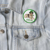 Badge Rond 5 Cm Chien Leprechaun (En situation)