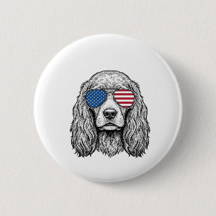 Badge Rond 5 Cm Chien Patriotique avec Lunettes de Soleil Drapeau