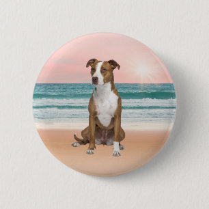 Badge Rond 5 Cm Chien Pitbull mignon assis sur la plage avec couch
