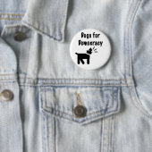 Badge Rond 5 Cm Chiens pour la démocratie (En situation)