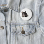 Badge Rond 5 Cm Chinchilla gris mignon dans la couverture (En situation)
