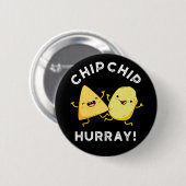 Badge Rond 5 Cm Chip Chip Hooray Drôle Happy Crisps Pun Dark BG (Devant & derrière)