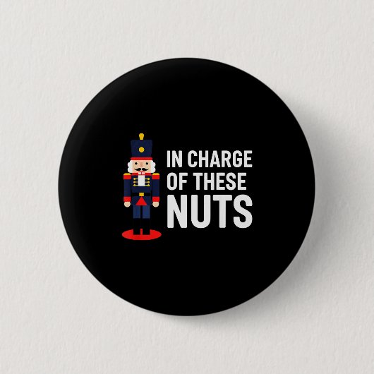 Badge Rond 5 Cm Christmas Nutcracker In Charge Of These Nuts Funny (Devant)