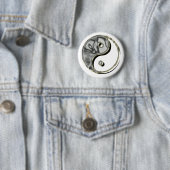 Badge Rond 5 Cm Chrome de Yin Yang (En situation)