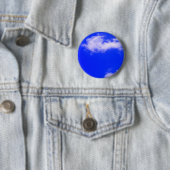 Badge Rond 5 Cm Ciel bleu clair et nuages blancs (En situation)