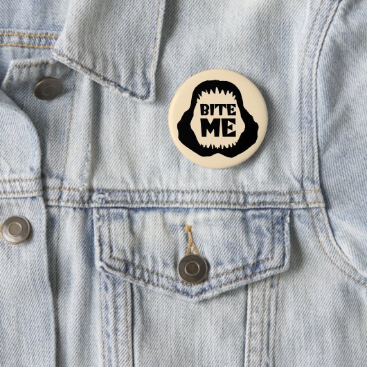 Badge Rond 5 Cm Citation Bite me - Requin Jaws (En situation)