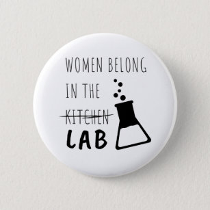 Badge Rond 5 Cm Citation De Femmes Dans Le Laboratoire De Scientif