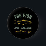 Badge Rond 5 Cm Citation De Pêche Drôle Les Poissons Appelent Je D<br><div class="desc">Design amusant et humoristique pour les pêcheurs, les pêcheurs, les amateurs de pêche fluviale et de lac. Cette marchandise vintage, rétro et en détresse est à porter sur votre voyage de pêche au cabine par le bois. Apportez vos engrenages, la canne à pêche, la bobine de pêche et attrapons du...</div>