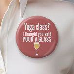 Badge Rond 5 Cm Citation De Vin Drôle - Cours De Yoga ? Verser un<br><div class="desc">Cours de Yoga - Je pensais que vous aviez dit versez un verre — Un petit humour de boisson que vous pouvez transmettre à vos copines amoureuses du vin. Faites-les rire avec ce cadeau de bâillon humoristique ou d'éléphant blanc. J'ai essayé de courir, mais j'ai continué à renverser mon vin....</div>