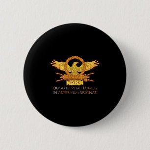 Badge Rond 5 Cm Citation En Latin - Ce Que Nous Faisons Dans La Vi