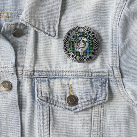 Badge Rond 5 Cm Clan MacKenzie Crest & Tartan Knot (En situation)