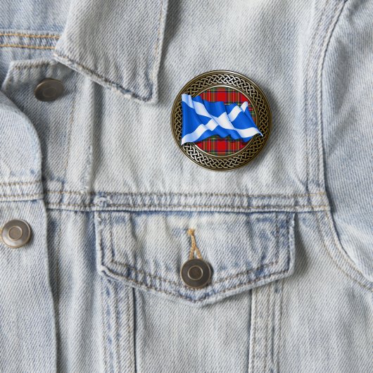 Badge Rond 5 Cm Clan Stewart Tartan Knot & Flag (En situation)