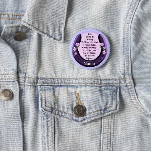 Badge Rond 5 Cm Clin de sérénité violet en fer à cheval (En situation)