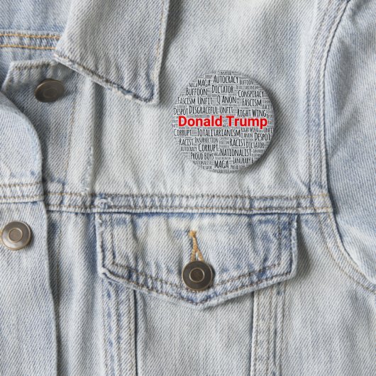 Badge Rond 5 Cm Cloud anti-Trump (En situation)