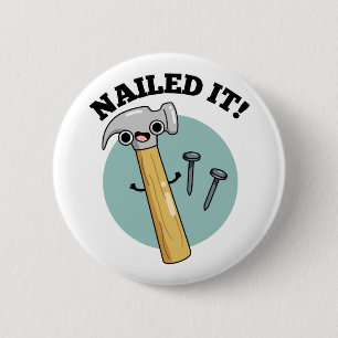 Badge Rond 5 Cm Cloué Il Drôle Marteau Clou Nail Pun