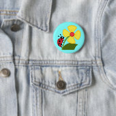 Badge Rond 5 Cm Coccinelle mignonne sur une fleur jaune (En situation)