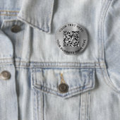 Badge Rond 5 Cm Code QR - Argent promotionnel (En situation)