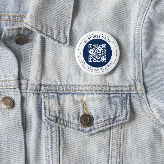 Badge Rond 5 Cm Code QR personnalisable & Texte | Bleu marine fonc (En situation)