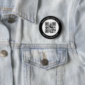 Badge Rond 5 Cm Code QR personnalisé Texte noir blanc (En situation)