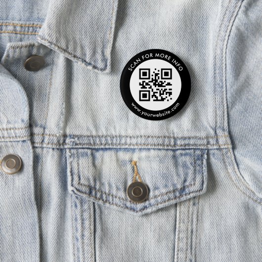 Badge Rond 5 Cm Code QR personnalisé Texte noir blanc (En situation)