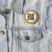 Badge Rond 5 Cm Code QR personnalisé Texte noir blanc or (En situation)