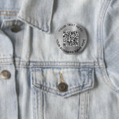 Badge Rond 5 Cm Code QR promotionnel argent (En situation)