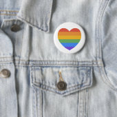Badge Rond 5 Cm Coeur arc-en-ciel (En situation)