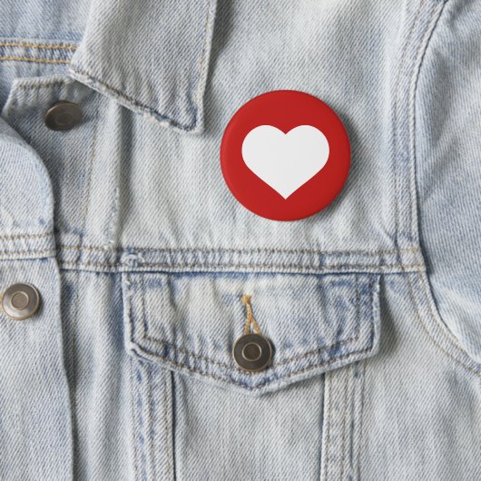 Badge Rond 5 Cm Coeur blanc avec Arrière - plan rouge (En situation)