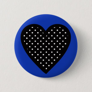 Badge Rond 5 Cm Coeur noir avec le pois sur l'arrière - plan bleu