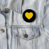 Badge Rond 5 Cm Coeur or jaune sur noir (En situation)