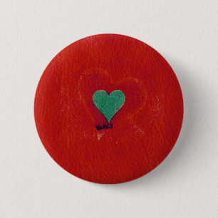 Badge Rond 5 Cm Cœur vert sur un fond grunge rouge