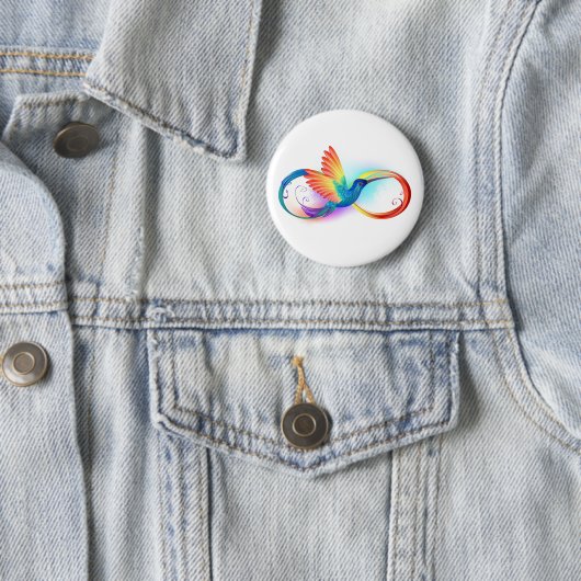 Badge Rond 5 Cm Colibri arc-en-ciel avec symbole Infinity (En situation)