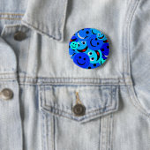 BADGE ROND 5 CM COLLAGE BLEU DE SMILEY (En situation)