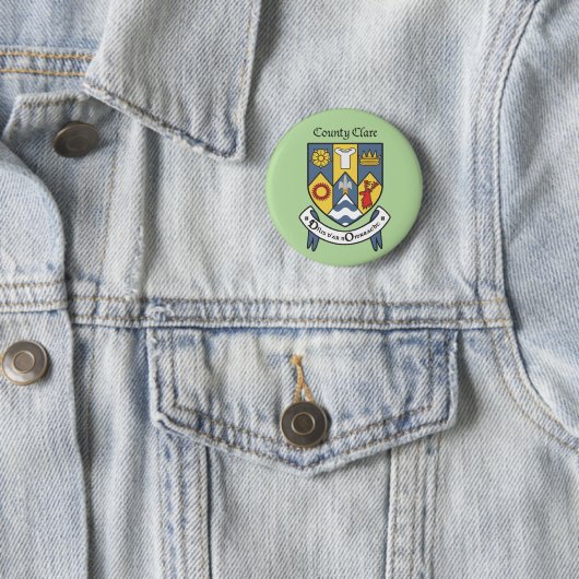 Badge Rond 5 Cm Comté Clare Button (En situation)