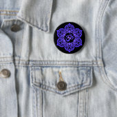 Badge Rond 5 Cm Conception bleue et noire florale d'Aum (En situation)