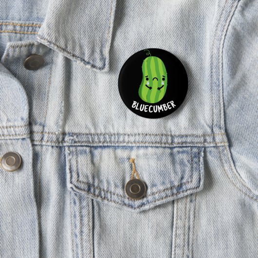 Badge Rond 5 Cm Concombre bleu Funny Sad Veggie Cucumber Pun Dark  (En situation)