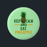 Badge Rond 5 Cm Conserver Calme Manger Ananas<br><div class="desc">Restez calme et mangez de l'ananas. Un cadeau de fruit amusant avec une phrase pop culture mignonne pour une fête de luau à Hawaï. Un design d'ananas vert clair pour un ami fruité.</div>