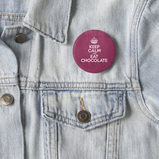 Badge Rond 5 Cm Conserver le calme et manger du chocolat, cuir ros (En situation)