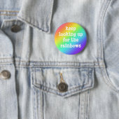 Badge Rond 5 Cm "Continuez à chercher les Rainbows" Bouton optimis (En situation)