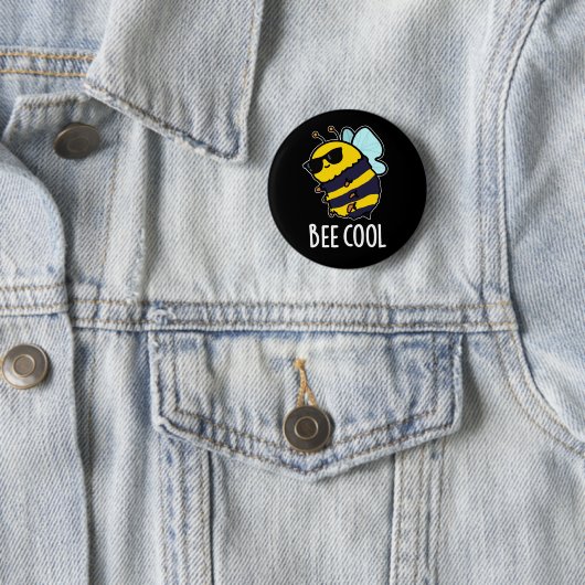 Badge Rond 5 Cm Cool d'abeilles drôle Insect Bee Pun Dark BG (En situation)