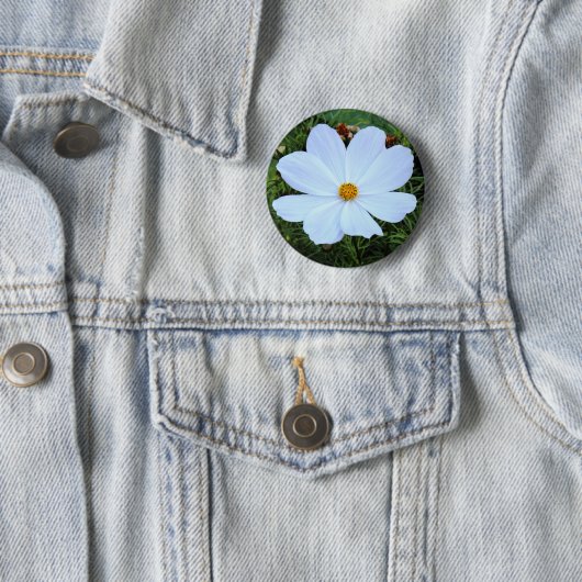 Badge Rond 5 Cm Cosmos blancs (En situation)
