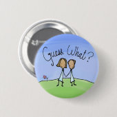 Badge Rond 5 Cm Couple Lesbienne mignonne Devinez quoi (Devant & derrière)