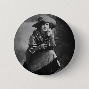 Badge Rond 5 Cm Cow-girl vintage posant avec son six tireurs
