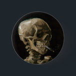 Badge Rond 5 Cm Crâne avec brûler la cigarette Vincent van Gogh Ar<br><div class="desc">Vincent van Gogh (Néerlandais, 1853 - 1890) Crâne d'un squelette avec cigarette brûlante, 1885-1886, Huile sur toile Sans cadre : 32 cm × 24, 5 cm (13 po × 9, 6 po) Travail précoce de Vincent van Gogh. Ce petit tableau fait partie de la collection permanente du musée Van Gogh...</div>