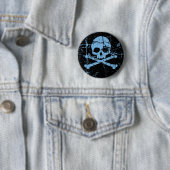 Badge Rond 5 Cm Crâne bleu usé et os croisés (En situation)