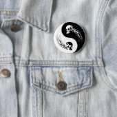Badge Rond 5 Cm Crâne de tribal de Yin Yang (En situation)