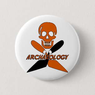 Badge Rond 5 Cm Crâne et archéologie croisée de truelles