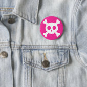 Badge Rond 5 Cm Crâne et bouton d'os croisés (En situation)