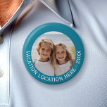 Badge Rond 5 Cm Créer un souvenir de vacances avec photo et texte<br><div class="desc">Retournez à votre endroit préféré avec ce gardien. Bordure Bleue et Blanche - Un cadeau parfait pour les grands-parents ou la famille. Un souvenir qui met en évidence une image et un texte personnalisé. Pour les utilisateurs avancés, vous pouvez modifier la couleur de l'arrière - plan dans la zone d'édition....</div>
