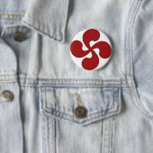 Badge Rond 5 Cm Croix Basque Rouge Lauburu (En situation)